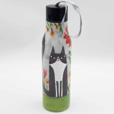 Ψηλό παγούρι με ταξιδιάρα γάτα, χαριτωμένο και πονηρό σχέδιο, επαναχρησιμοποιούμενο μπουκάλι νερού για καθημερινή χρήση Tall water bottle with adventurous cat design, cute and cheeky illustration, reusable bottle for daily hydration
