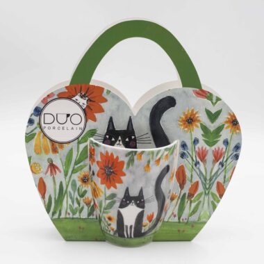 Κεραμική κούπα με ταξιδιάρα γάτα και πονηρή έκφραση, χαριτωμένο σχέδιο, ιδανική για καφέ ή τσάι και για δώρο Ceramic mug with adventurous cat illustration, mischievous look, cute coffee cup for everyday use or gift