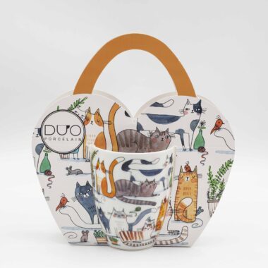 Λευκή κεραμική κούπα με πολλές γάτες σε διαφορετικές στάσεις, χαριτωμένο και παιχνιδιάρικο σχέδιο, ιδανική για καθημερινή χρήση White ceramic mug with multiple cats in different poses, cute and playful design, everyday coffee cup for cat fans