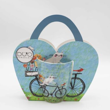 Κεραμική κούπα με γάτα που κάνει ποδήλατο, παιχνιδιάρικο και χαρούμενο σχέδιο, κούπα καφέ για γατόφιλους Ceramic mug with cat riding a bicycle, fun and cheerful illustration, cute coffee cup for cat lovers