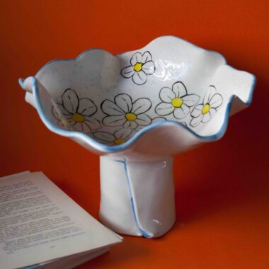 Χειροποίητη κεραμική φρουτιέρα με μαργαρίτες, ακανόνιστο οργανικό σχήμα με βάση, μοναδικό κεραμικό διακοσμητικό για τραπέζι και κουζίνα Handmade ceramic fruit bowl with daisies, irregular organic shape with base, unique pottery centerpiece for table and kitchen decor