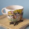 ειροποίητη κεραμική κούπα με τον Howl και τη Sophie από το Κινούμενο Κάστρο, με φράση από την ταινία, μοναδικό καλλιτεχνικό σχέδιο Handmade ceramic mug with Howl and Sophie from Howl’s Moving Castle, quote on the back, unique artistic pottery mug