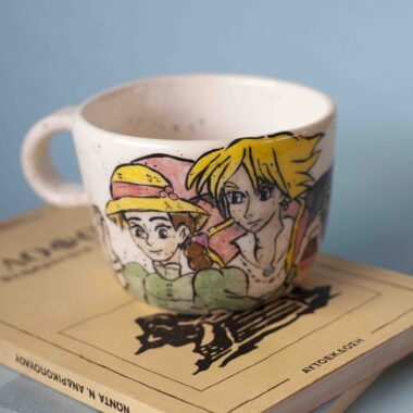 ειροποίητη κεραμική κούπα με τον Howl και τη Sophie από το Κινούμενο Κάστρο, με φράση από την ταινία, μοναδικό καλλιτεχνικό σχέδιο Handmade ceramic mug with Howl and Sophie from Howl’s Moving Castle, quote on the back, unique artistic pottery mug