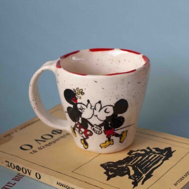 Χειροποίητη κεραμική κούπα με τον Mickey και τη Minnie να φιλιούνται, ρομαντικό και γλυκό σχέδιο Handmade ceramic mug with Mickey and Minnie kissing, romantic and cute pottery design