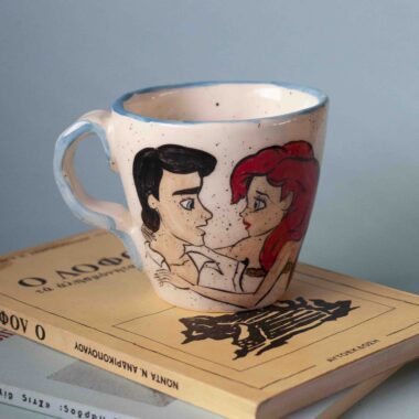 Χειροποίητη κεραμική κούπα με την Ariel και τον Eric, με φράση από την ταινία, ρομαντικό καλλιτεχνικό σχέδιο Handmade ceramic mug with Ariel and Eric, movie quote on the back, romantic pottery mug