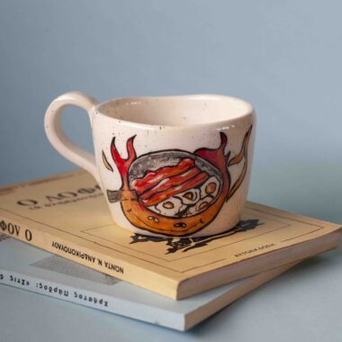 Χειροποίητη κεραμική κούπα με τον Calcifer και τη σκηνή με το μπέικον, χιουμοριστικό και καλλιτεχνικό σχέδιο Handmade ceramic mug with Calcifer cooking bacon, playful and artistic pottery mug