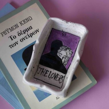 Χειροποίητο κεραμικό τασάκι ταρώ με θέμα τον Ήλιο, το Φεγγάρι και τους Εραστές, καλλιτεχνικό και μοναδικό κεραμικό αντικείμενο Handmade ceramic tarot ashtrays with Sun, Moon and Lovers designs, artistic and unique pottery pieces