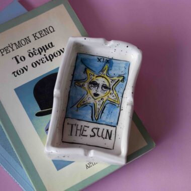 Χειροποίητο κεραμικό τασάκι ταρώ με θέμα τον Ήλιο, το Φεγγάρι και τους Εραστές, καλλιτεχνικό και μοναδικό κεραμικό αντικείμενο Handmade ceramic tarot ashtrays with Sun, Moon and Lovers designs, artistic and unique pottery pieces