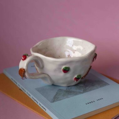Χειροποίητες κεραμικές τσιμπητές κούπες με 3D φράουλες και σοκολάτες, μικρές διαφοροποιήσεις, μοναδικά χειροποίητα αντικείμενα Alt text (EN): Handmade pinched ceramic mugs with 3D strawberries and chocolate, slight variations, one of a kind pottery mugs