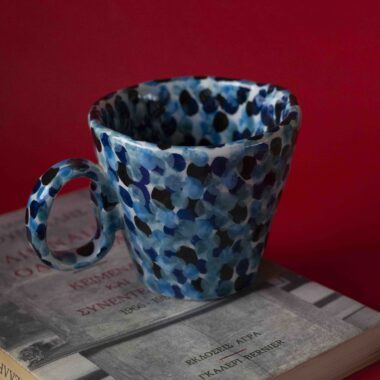 Χειροποίητη κεραμική κούπα με αποχρώσεις του μπλε και βούλες, μοντέρνο και μοναδικό καλλιτεχνικό σχέδιο Handmade ceramic mug with blue tones and dots, modern and artistic pottery design