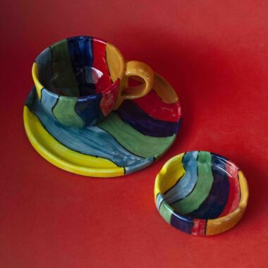 Χειροποίητο κεραμικό φλιτζάνι με μεγάλο πιατάκι και τασάκι σε στυλ ουράνιο τόξο, καλλιτεχνικό και μοναδικό σετ Handmade ceramic cup with large saucer and ashtray in rainbow style, artistic and unique pottery set