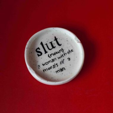 Χειροποίητα κεραμικά τασάκια με sexy μηνύματα για τον Άγιο Βαλεντίνο, τολμηρό και παιχνιδιάρικο σχέδιο Handmade ceramic ashtrays with sexy Valentine messages, playful and bold pottery designs