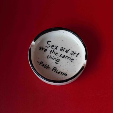 Χειροποίητα κεραμικά τασάκια με sexy μηνύματα για τον Άγιο Βαλεντίνο, τολμηρό και παιχνιδιάρικο σχέδιο Handmade ceramic ashtrays with sexy Valentine messages, playful and bold pottery designs