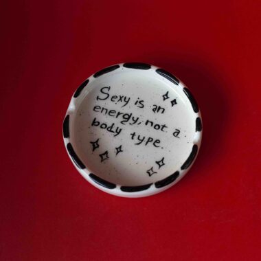 Χειροποίητα κεραμικά τασάκια με sexy μηνύματα για τον Άγιο Βαλεντίνο, τολμηρό και παιχνιδιάρικο σχέδιο Handmade ceramic ashtrays with sexy Valentine messages, playful and bold pottery designs