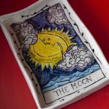 Χειροποίητη κεραμική πιατέλα ταρώ με το Φεγγάρι, καλλιτεχνική, ατμοσφαιρική και μοναδική δημιουργία Handmade ceramic tarot platter with Moon design, artistic, atmospheric and one of a kind pottery piece