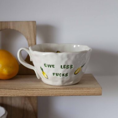 χειροποίητη κεραμική κούπα που γράφει πάνω give less fucks ζωγραφισμένη με λεμόνια lemons handmade mug give less fucks quote
