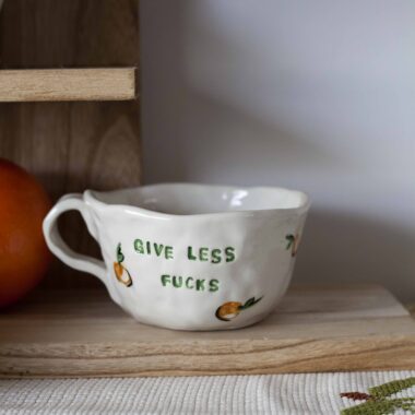 handmade give less fucks mug with tangerines on it. χειροποίητη κεραμική κούπα που έχει πάνω μανταρίνια και γράφει give less fucks.