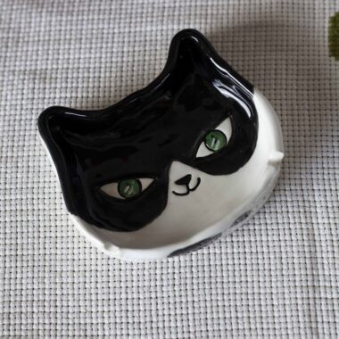 handmade tuxedo cat ashtray χειροποίητο κεραμικό τασάκι ταξίντο γάτα