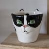 χειροποίητη κεραμική κούπα γάτα 300 ml tuxedo με ανάγλυφη μουσούδα και αυτιά και χερούλι ουρά. handmade tuxedo cat 300 ml with sculpted snout and ears