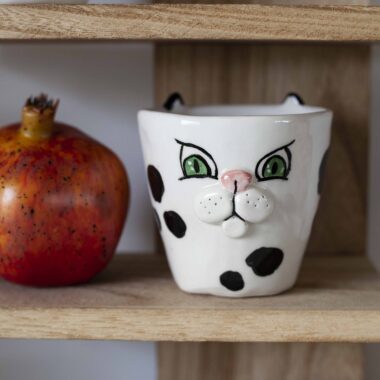 χειροποίητη κεραμική ασπρόμαυρη κούπα γάτα με ανάγλυφη μουσούδα και αυτιά . handmade black and white cat with 3d snout and ears