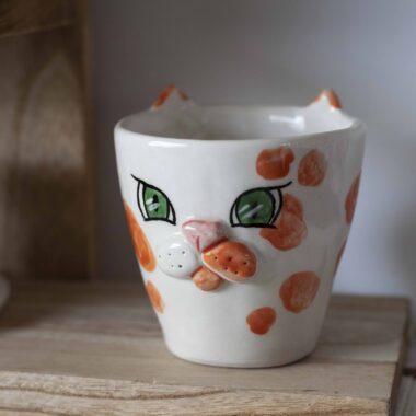 χειροποίητη κεραμική πορτοκαλί γάτα με ανάγλυφη μουσούδα και αυτιά . handmade orange cat with 3d snout and ears