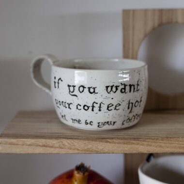 χειροποίητη κεραμική κούπα γραμμένη με γοτθική γραμματοσειρά στίχο από το i wanna be yours.