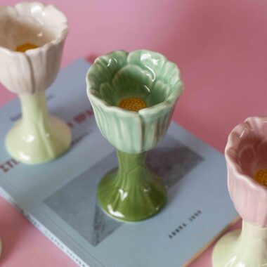 κεραμική αυγοθήκη λουλούδι ανοιχτό πράσινο, διακοσμητική αυγοθήκη, φυσική διακόσμηση κουζίνας light green ceramic flower egg holder, decorative egg cup, nature inspired kitchen decor, floral egg stand