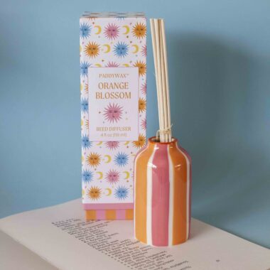 Paddywax Adopo reed diffuser with orange blossom fragrance in decorative ceramic diffuser bottle. Αρωματικό diffuser Paddywax σειρά Adopo με άρωμα orange blossom σε διακοσμητικό κεραμικό μπουκάλι.