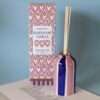 Paddywax Adopo reed diffuser with rosewood vanilla fragrance in decorative ceramic bottle. Αρωματικό diffuser Paddywax σειρά Adopo με άρωμα rosewood vanilla σε διακοσμητικό κεραμικό μπουκάλι.