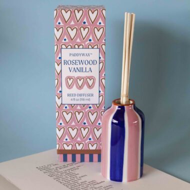 Paddywax Adopo reed diffuser with rosewood vanilla fragrance in decorative ceramic bottle. Αρωματικό diffuser Paddywax σειρά Adopo με άρωμα rosewood vanilla σε διακοσμητικό κεραμικό μπουκάλι.