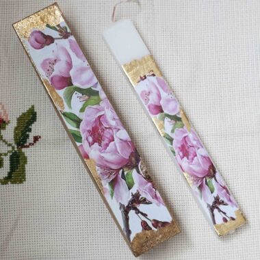 Αρωματική Πασχαλινή Λαμπάδα με ροζ Τριαντάφυλλα σε Διακοσμητικό Κουτί Scented Easter candle with rose design and gold details in a decorative box.