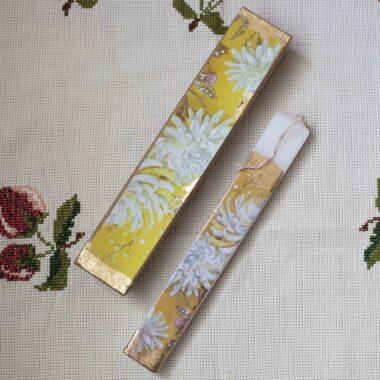 Αρωματική Πασχαλινή Λαμπάδα με Λουλούδια σε Διακοσμητικό Κουτί Scented Easter candle with floral design and gold details in a gift box.