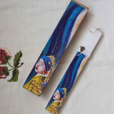 Scented Easter candle inspired by Girl with a Pearl Earring painting in a decorative gift box. GR: Αρωματική πασχαλινή λαμπάδα εμπνευσμένη από το κορίτσι με το μαργαριταρένιο σκουλαρίκι σε διακοσμητικό κουτί.