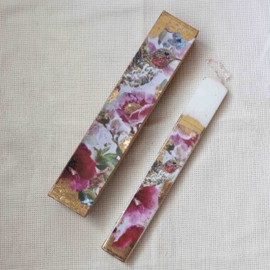 Αρωματική Πασχαλινή Λαμπάδα με Ρομαντικό Φλοράλ Σχέδιο με λουλουδια σε Διακοσμητικό Κουτί Scented Easter candle with romantic floral design and gold details in a gift box.