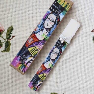 Scented Easter candle with pop art Mona Lisa design in a decorative gift box. GR: Αρωματική πασχαλινή λαμπάδα με pop art Mona Lisa σε διακοσμητικό κουτί.