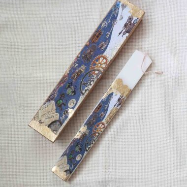 Scented Easter candle with decorative patterns and gold details in a gift box. Αρωματική πασχαλινή λαμπάδα με ιδιαίτερα διακοσμητικά μοτίβα και χρυσές λεπτομέρειες.