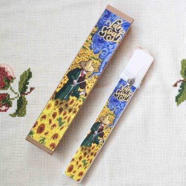Scented Easter candle inspired by Van Gogh sunflowers in a decorative gift box. GR: Αρωματική πασχαλινή λαμπάδα εμπνευσμένη από τα ηλιοτρόπια του Van Gogh σε διακοσμητικό κουτί.