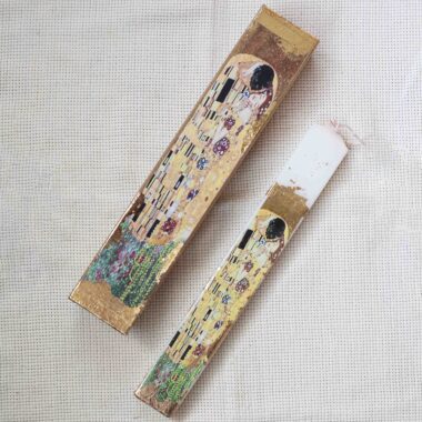 Scented Easter candle with artistic design and gold details in a gift box. gustav klimt the kiss,- χειροποιητη λαμπαδα το φιλι του κλιμτ σε αρωματικο κερι
