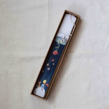Scented Easter candle inspired by The Little Prince in a decorative gift box. GR: Αρωματική πασχαλινή λαμπάδα εμπνευσμένη από τον Μικρό Πρίγκιπα σε διακοσμητικό κουτί.