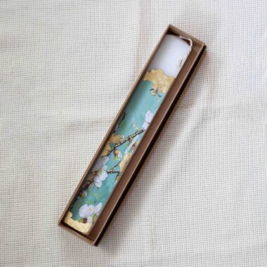 Αρωματική Πασχαλινή Λαμπάδα με Άνθη Αμυγδαλιάς σε Διακοσμητικό Κουτί Scented Easter candle with floral design and gold details in a decorative gift box. almonnd tree easter candle