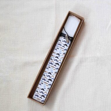 Scented Easter candle with mustache pattern in a decorative box. GR: Αρωματική πασχαλινή λαμπάδα με σχέδιο μουστάκια σε διακοσμητικό κουτί.
