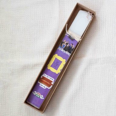 Αρωματική Πασχαλινή Λαμπάδα εμπνευσμένη από τη σειρά Friends σε Διακοσμητικό Κουτί EN: Scented Easter candle inspired by Friends TV show in a decorative gift box.