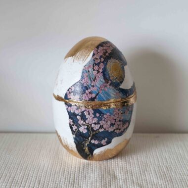 Διακοσμητικό αυγό με έναστρη νύχτα και αμυγδαλιά με χρυσές λεπτομέρειες