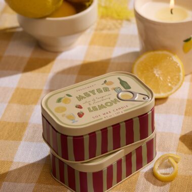 Paddywax Meyer lemon scented candle in decorative tin can container, fresh citrus home fragrance candle. Αρωματικό κερί Paddywax με άρωμα Meyer lemon σε μεταλλικό δοχείο τύπου κονσέρβας, κερί με άρωμα εσπεριδοειδών.