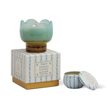 Paddywax tulip-shaped ceramic candle with wisteria and willow fragrance in a ceramic tulip container. Αρωματικό κερί Paddywax σε κεραμικό δοχείο σε σχήμα τουλίπας με άρωμα wisteria και willow.