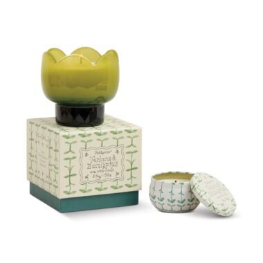 Paddywax tulip-shaped ceramic candle with verbena and lemongrass fragrance in a decorative tulip container. Αρωματικό κερί Paddywax σε κεραμικό δοχείο σε σχήμα τουλίπας με άρωμα verbena και lemongrass.