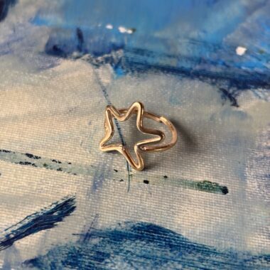 αστέρι δακτυλίδι που ανοίγει και κλείνει. χειροποίητο από ορείχαλκο επιχρυσωμένο.