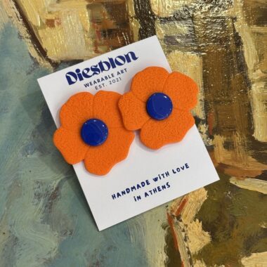 Orange flower polymer clay earrings with blue center, colorful handmade jewelry by Diesblon Πορτοκαλί λουλούδι σκουλαρίκια από πολυμερικό πηλό με μπλε κέντρο, πολύχρωμα χειροποίητα κοσμήματα Diesblon