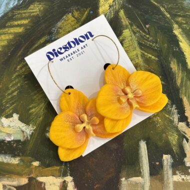 Yellow orchid polymer clay earrings on hoop, handmade floral statement jewelry by Diesblon Κίτρινα σκουλαρίκια ορχιδέα από πολυμερικό πηλό σε κρίκο, χειροποίητα floral κοσμήματα Diesblon