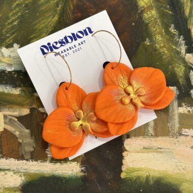 Orange orchid polymer clay hoop earrings, bold handmade floral jewelry by Diesblon Πορτοκαλί σκουλαρίκια ορχιδέα από πολυμερικό πηλό σε κρίκο, εντυπωσιακά χειροποίητα κοσμήματα Diesblon